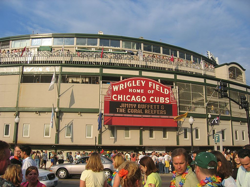 Wrigleyville crowd soaks up World Series atmosphere